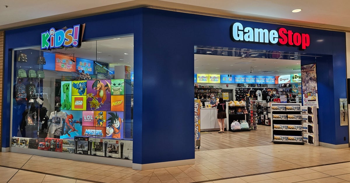 GameStop posts lower sales, reduced losses