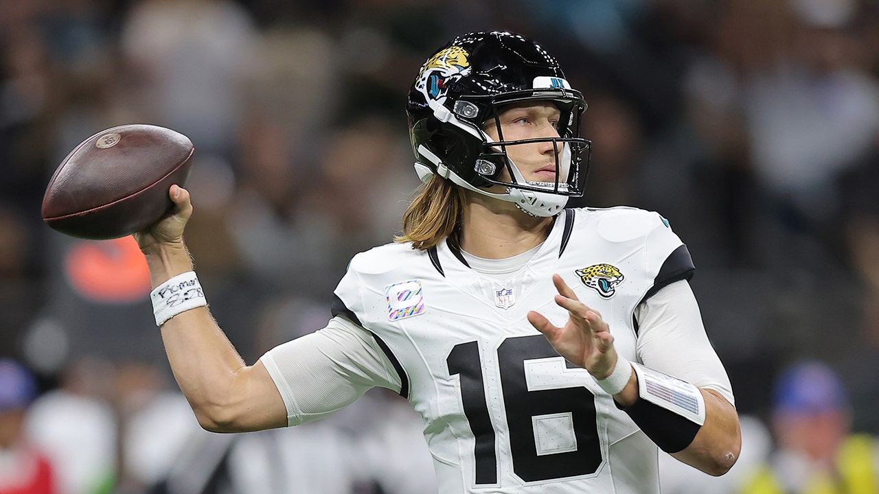 Jaguars star Trevor Lawrence’s consecutive win streak comes to end, star QB ruled out with shoulder injury