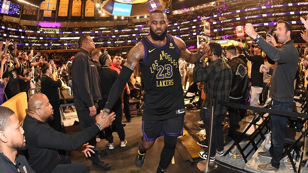 Lakers barred from wearing alternate uniforms for In-Season Tournament game due to potential clash with court