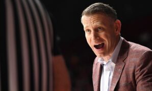 Alabama coach Nate Oats pushes Missouri player during tie-up in front of bench