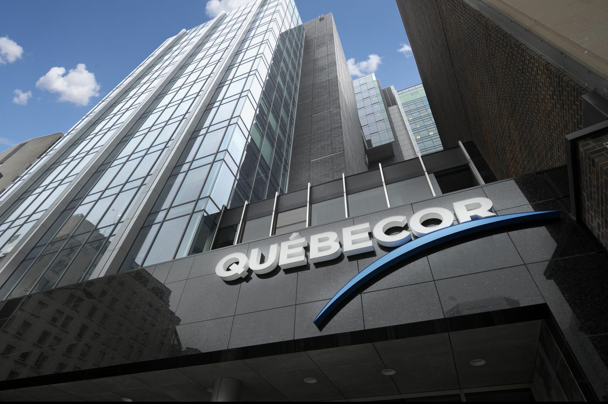 Bell and Québecor spar over MVNO access service agreements