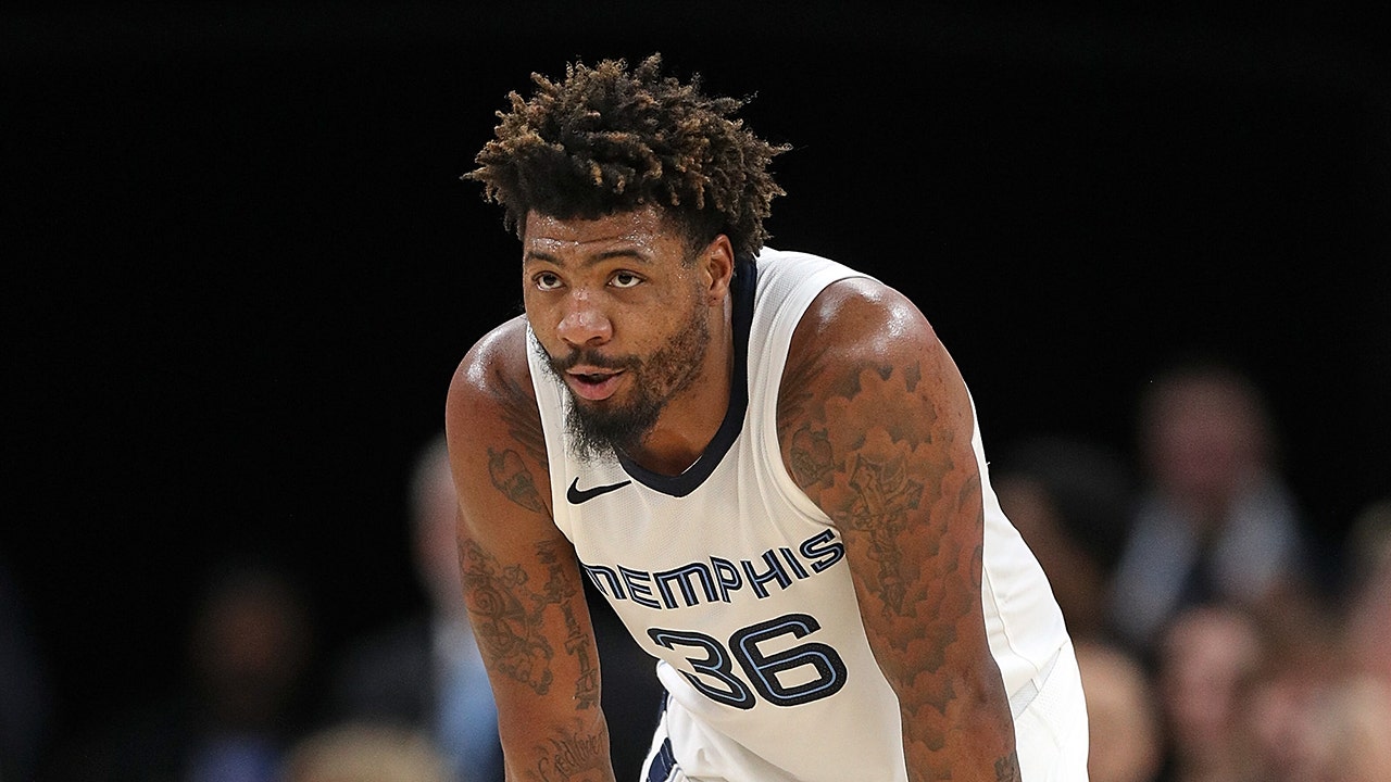 Marcus Smart’s hustle play leads to strange hand injury in Grizzlies-Pelicans game