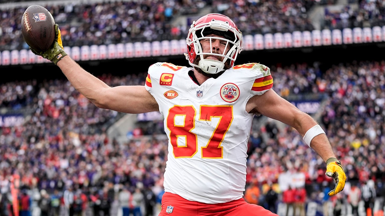 Travis Kelce breaks Jerry Rice's all-time postseason receptions record