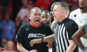 Houston’s Kelvin Sampson ejected after storming court, screaming at officials