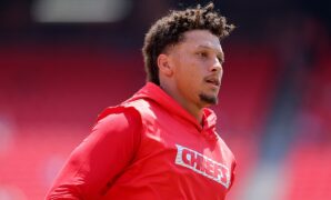 Patrick Mahomes shocks Chiefs crowd with ridiculous behind-the-back pass to Travis Kelce