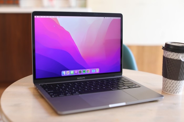 Save dollar300 on m2 macbook air get 15 inches for the same price as 13 at best buy