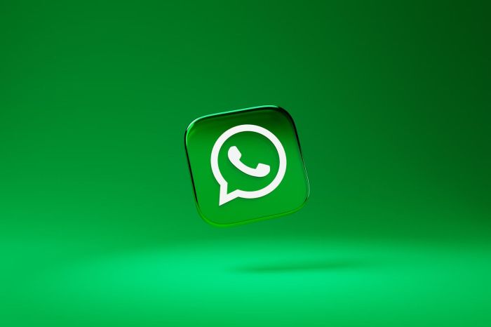 With 50 million whatsapp users now rocking iphone can we stop talking about green bubbles