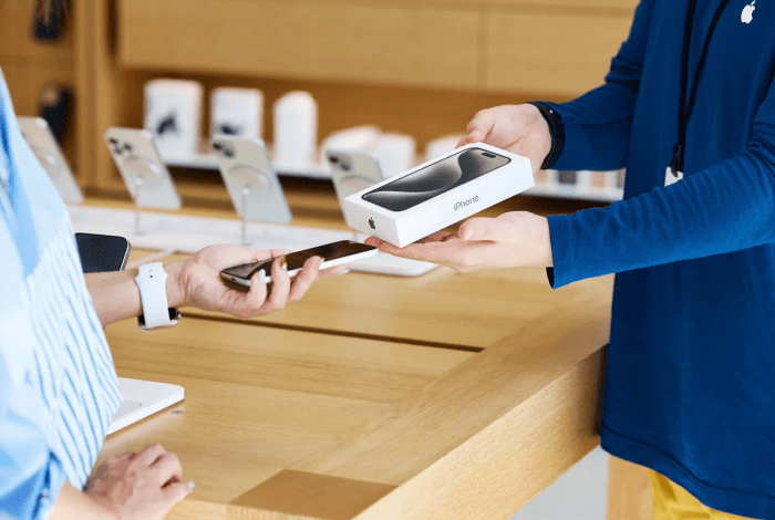 Apple store trade in values get a shake up apples iphones will get you less than before but its now offering more for competitors